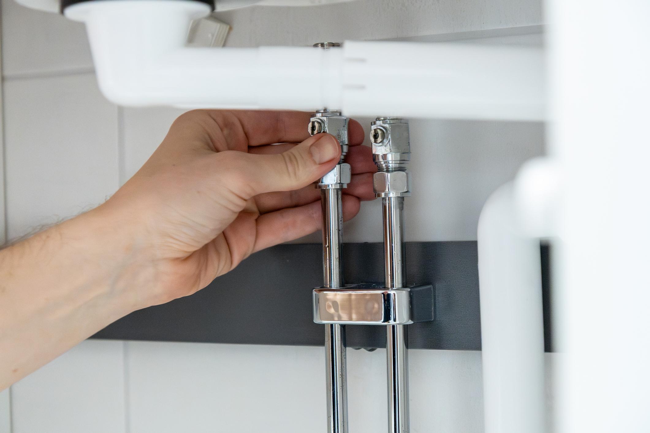 Raccordement plomberie sous lavabo et intervention sanitaire